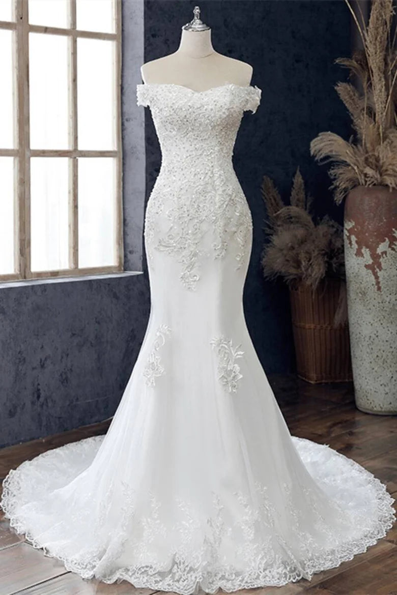 Robe de mariée à épaules dénudées et brodée de perles